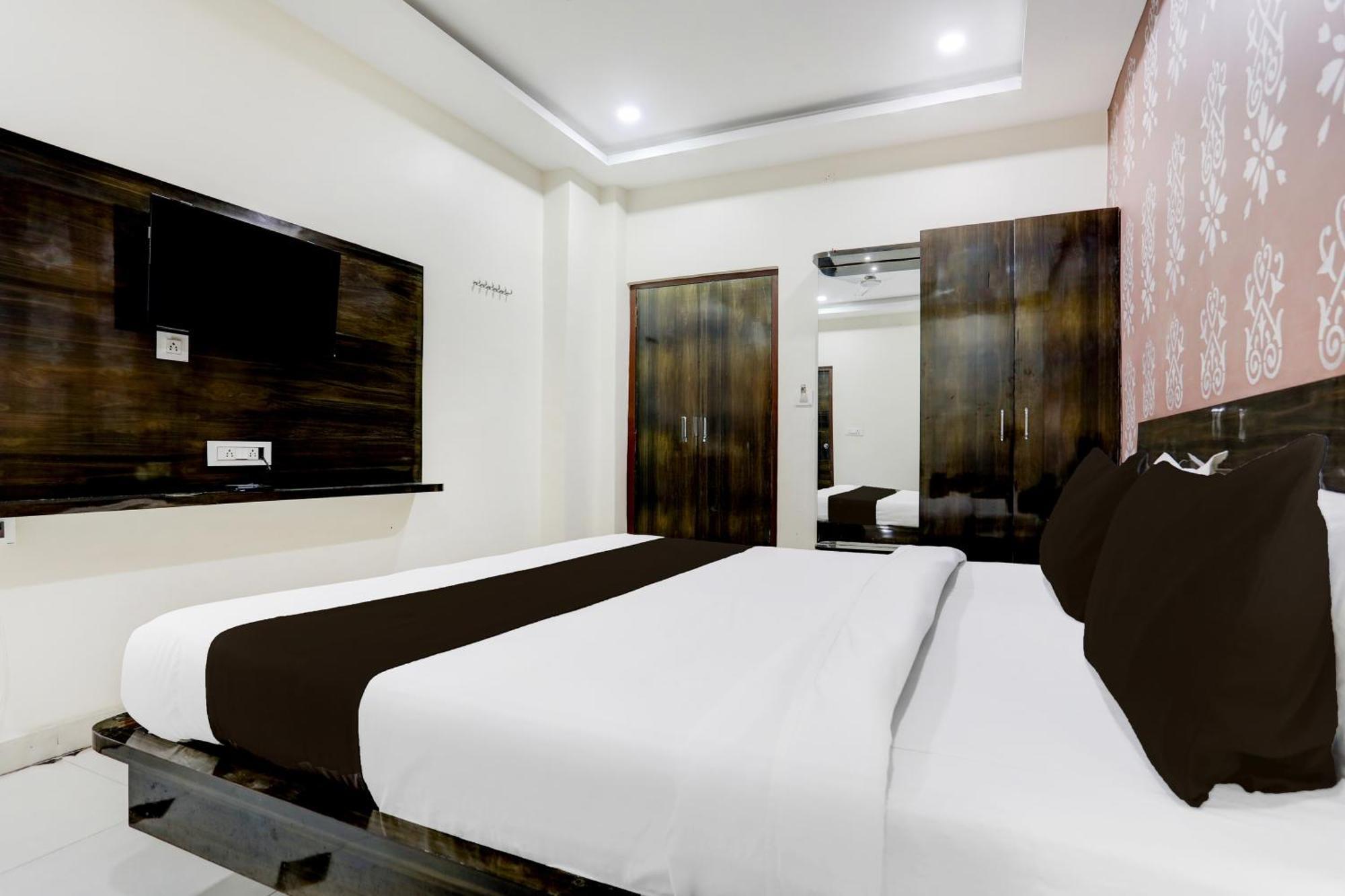 Super Townhouse Gida Near Rto Office Hotel Gorakhpur Buitenkant foto